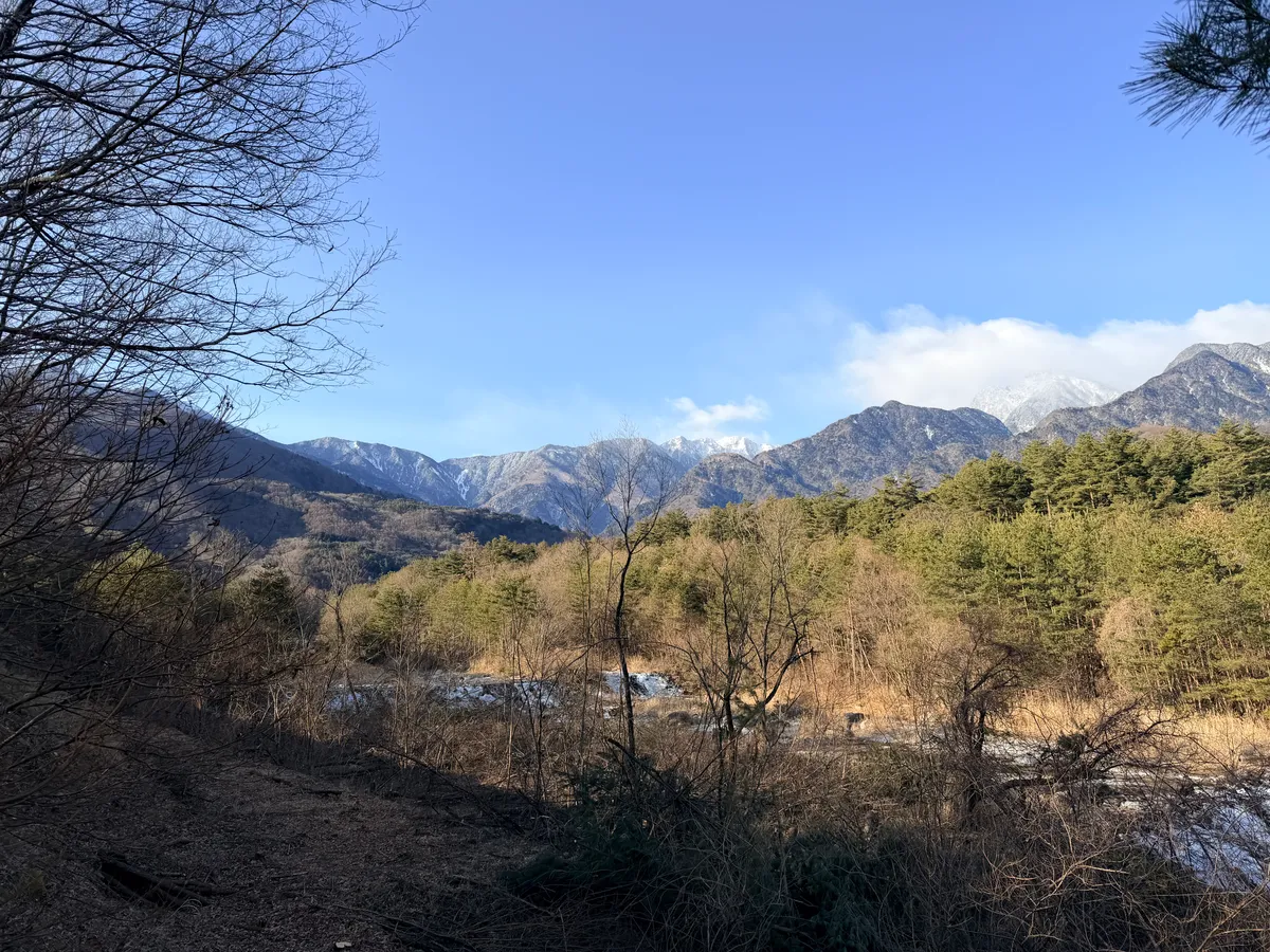 残雪をまとった南アルプスの山々を望む風景