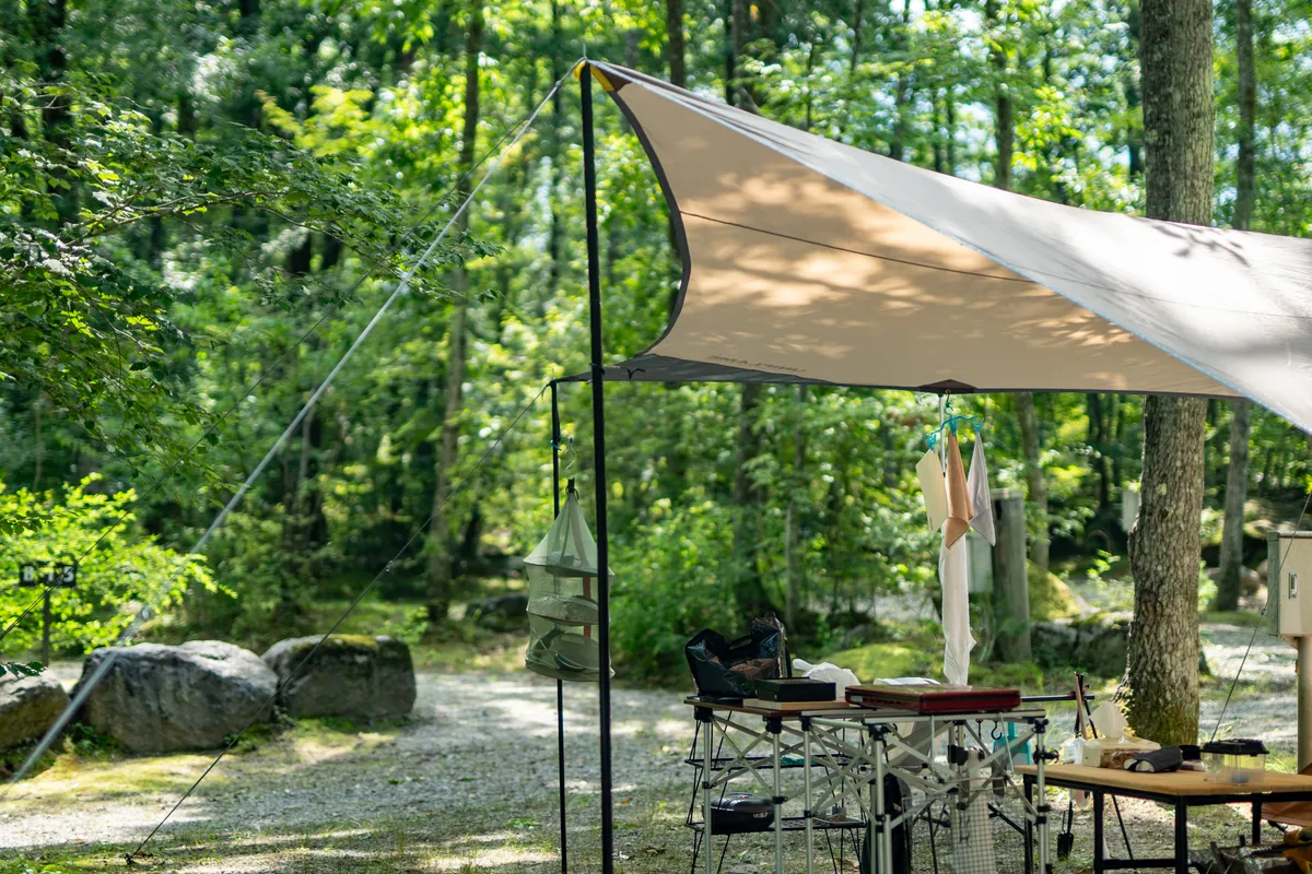 三景園オートキャンプ場のサイトに設営されたタープとテーブル