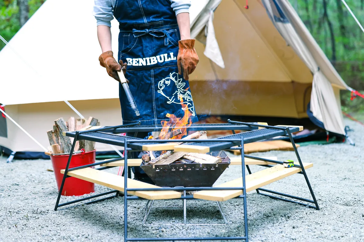 キャンプ場で焚き火を楽しむ夜の様子