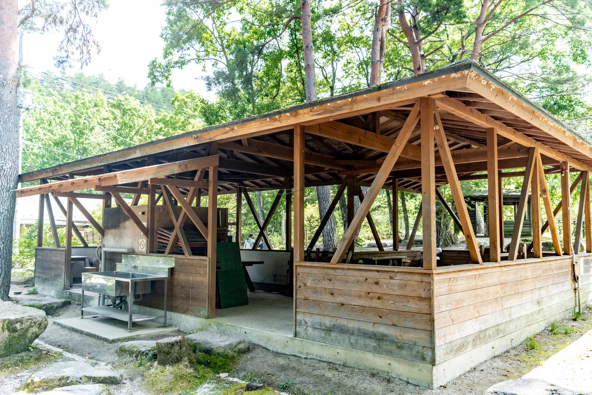 南アルプス三景園オートキャンプ場の屋根付き木造炊事場