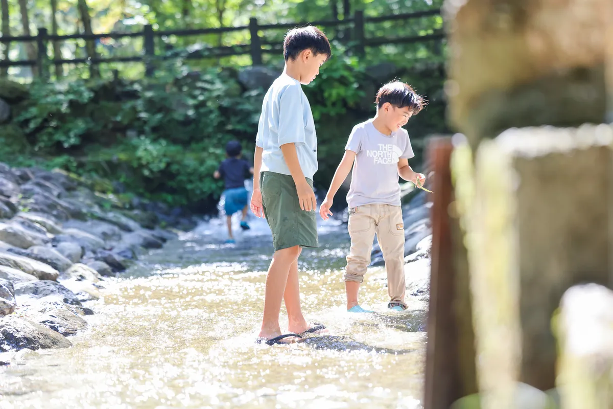 南アルプス三景園オートキャンプ場で子どもが川遊びを楽しむ様子