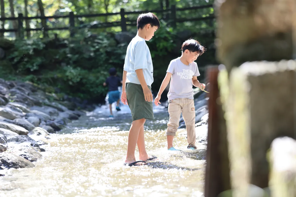 南アルプス三景園オートキャンプ場で子どもたちが清流の川遊びを楽しむ様子