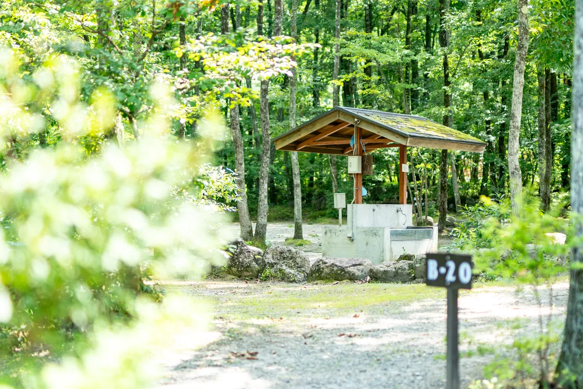 南アルプス三景園オートキャンプ場の屋根付き炊事場
