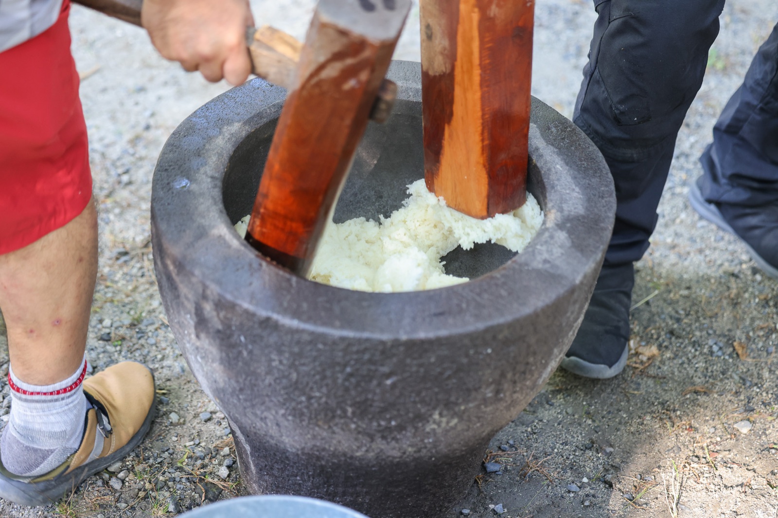 杵と臼で餅をつく様子
