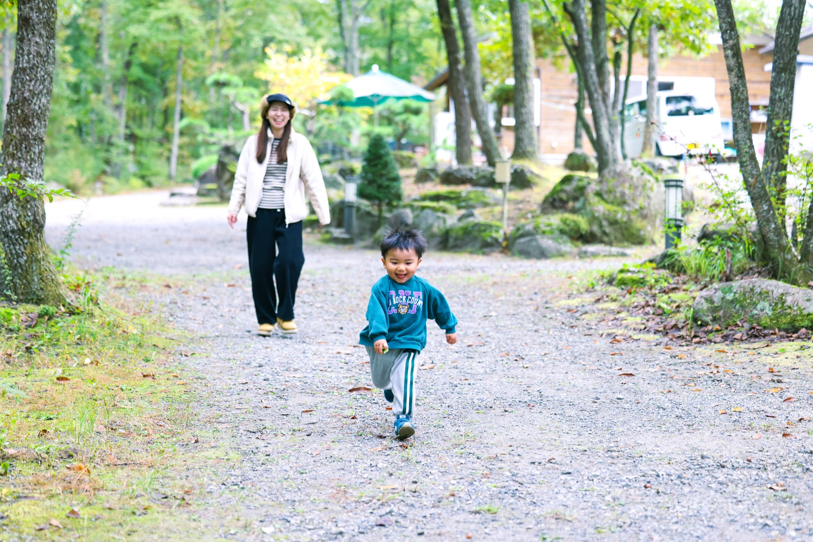 三景園の場内を散策する親子の後ろ姿