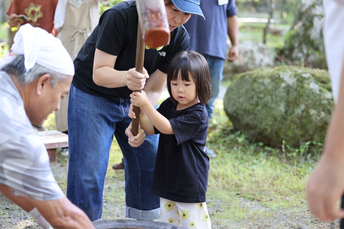 杵をにぎる子どもの餅つき