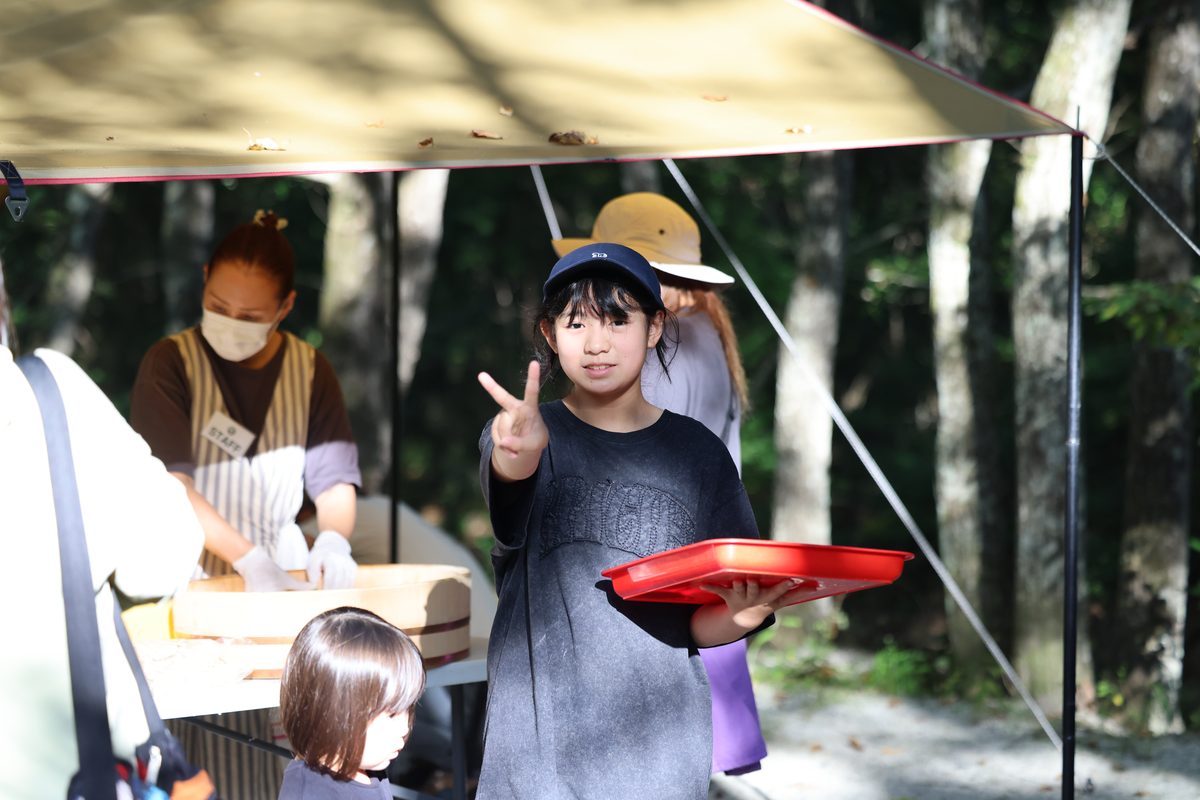 おにぎりを受け取る来場者